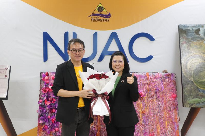  ดร.จรัสดาว คงเมือง มอบช่อดอกไม้ แสดงความยินดีแด่รองศาสตราจารย์ สุทัศน์ เยี่ยมวัฒนา