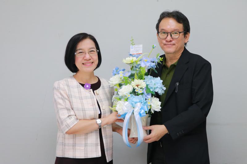  รศ.ดร.นิทรา กิจธีระวุฒิวงษ์ คณบดีคณะสาธารณสุขศาสตร์ มอบกระเช้าดอกไม้แสดงความยินดี แด่ รองศาสตราจารย์ สุทัศน์ เยี่ยมวัฒนา