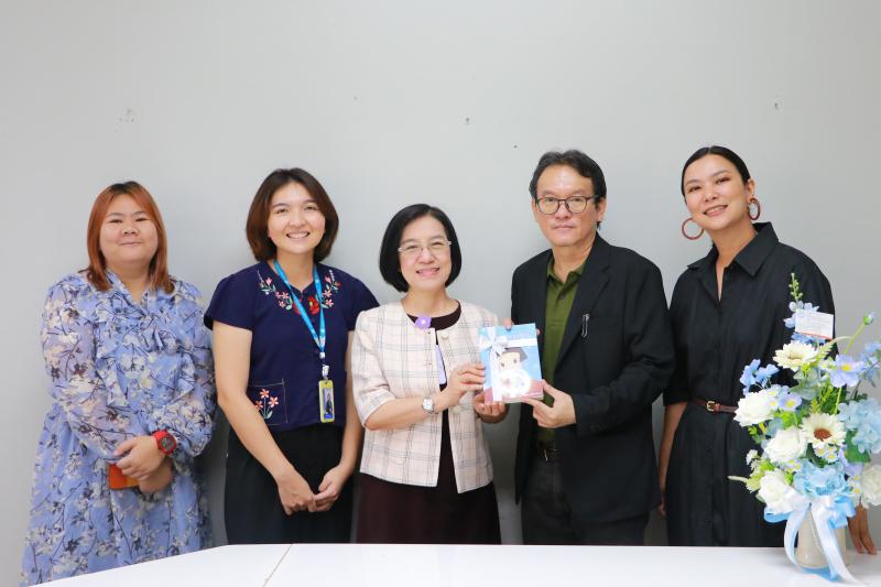  รศ.ดร.นิทรา กิจธีระวุฒิวงษ์ คณบดีคณะสาธารณสุขศาสตร์ มอบกระเช้าดอกไม้แสดงความยินดี แด่ รองศาสตราจารย์ สุทัศน์ เยี่ยมวัฒนา