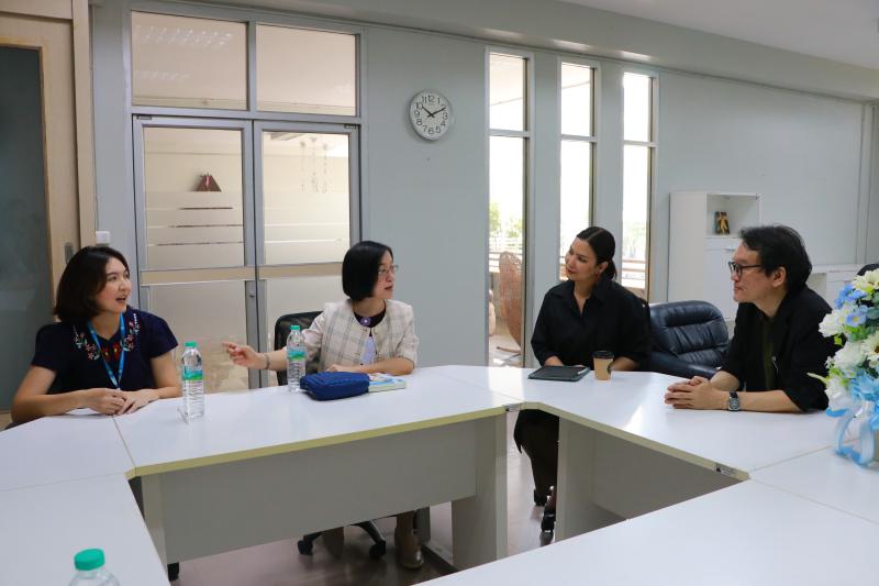  รศ.ดร.นิทรา กิจธีระวุฒิวงษ์ คณบดีคณะสาธารณสุขศาสตร์ มอบกระเช้าดอกไม้แสดงความยินดี แด่ รองศาสตราจารย์ สุทัศน์ เยี่ยมวัฒนา