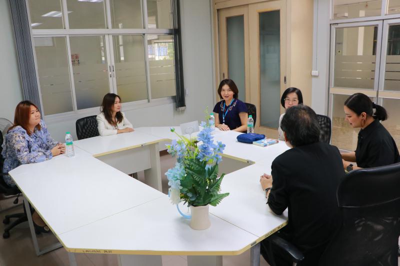  รศ.ดร.นิทรา กิจธีระวุฒิวงษ์ คณบดีคณะสาธารณสุขศาสตร์ มอบกระเช้าดอกไม้แสดงความยินดี แด่ รองศาสตราจารย์ สุทัศน์ เยี่ยมวัฒนา