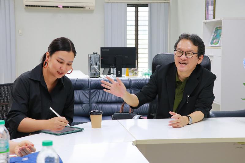  รศ.ดร.นิทรา กิจธีระวุฒิวงษ์ คณบดีคณะสาธารณสุขศาสตร์ มอบกระเช้าดอกไม้แสดงความยินดี แด่ รองศาสตราจารย์ สุทัศน์ เยี่ยมวัฒนา