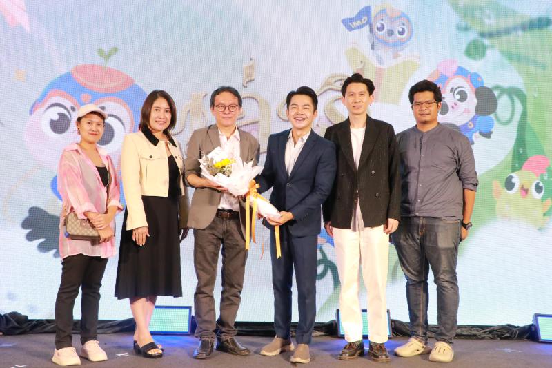 นายกสมาคมนิสิตเก่าคณะสถาปัตยกรรมศาสตร์ มอบช่อดอกไม้แสดงความยินดี แด่รองศาสตราจารย์ สุทัศน์ เยี่ยมวัฒนา