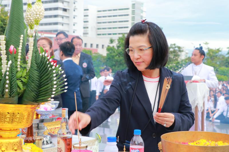 พิธีบวงสรวงดวงพระวิญญาณสมเด็จพระนเรศวรมหาราช ในโครงการ ปฐมนิเทศนิสิตใหม่ Beginning Camp ครั้งที่ 24