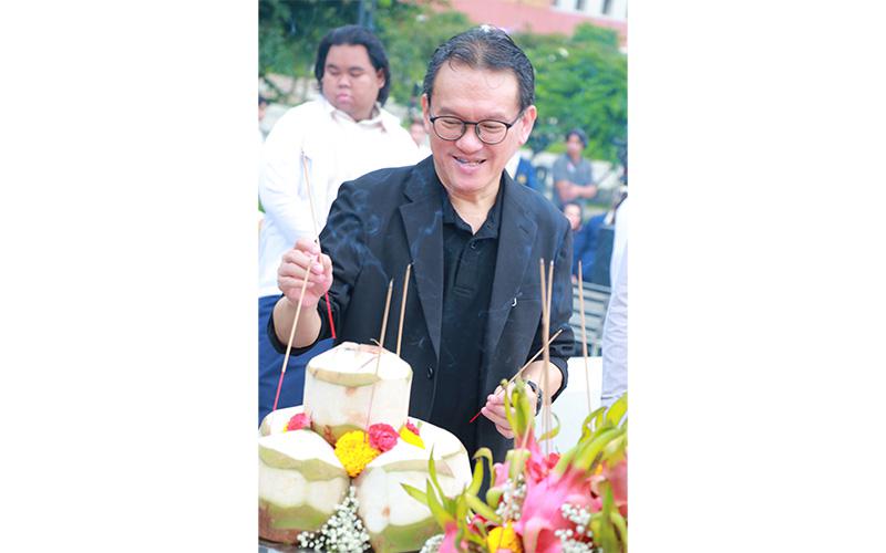 พิธีบวงสรวงดวงพระวิญญาณสมเด็จพระนเรศวรมหาราช ในโครงการ ปฐมนิเทศนิสิตใหม่ Beginning Camp ครั้งที่ 24