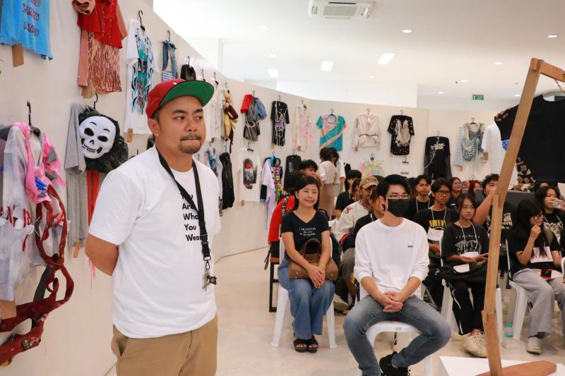 นิทรรศการ “คนละ T Shirt Art Exhibition : ศิลปะบนเสื้อ
