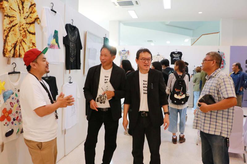 นิทรรศการ “คนละ T Shirt Art Exhibition : ศิลปะบนเสื้อ