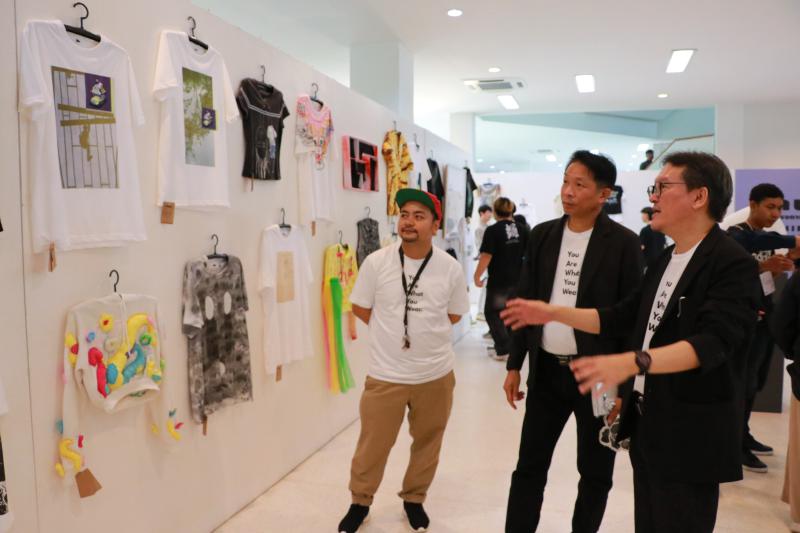 นิทรรศการ “คนละ T Shirt Art Exhibition : ศิลปะบนเสื้อ