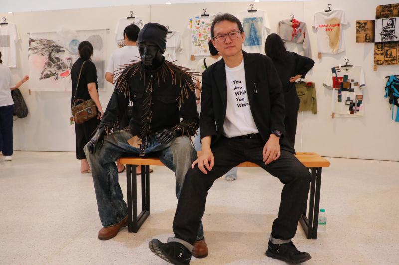 นิทรรศการ “คนละ T Shirt Art Exhibition : ศิลปะบนเสื้อ