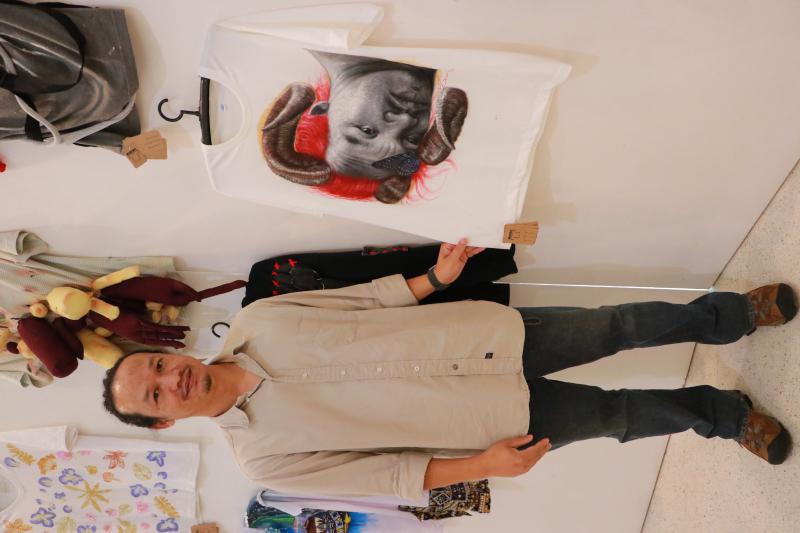 นิทรรศการ “คนละ T Shirt Art Exhibition : ศิลปะบนเสื้อ
