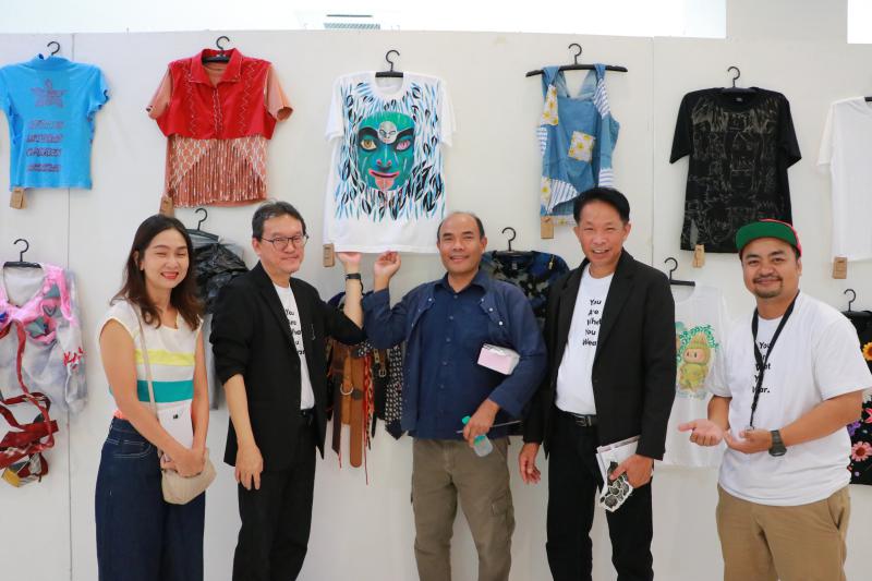 นิทรรศการ “คนละ T Shirt Art Exhibition : ศิลปะบนเสื้อ
