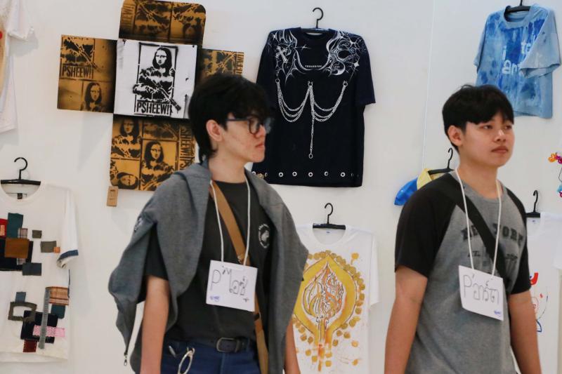 นิทรรศการ “คนละ T Shirt Art Exhibition : ศิลปะบนเสื้อ