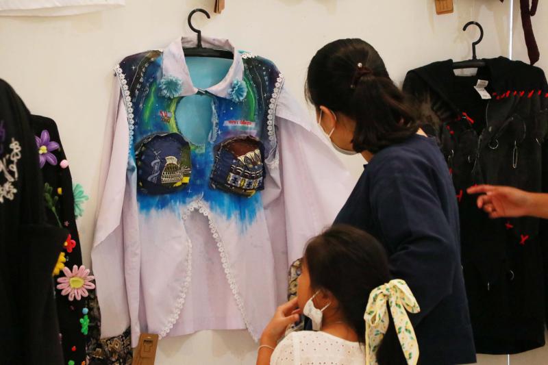 นิทรรศการ “คนละ T Shirt Art Exhibition : ศิลปะบนเสื้อ