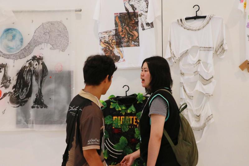 นิทรรศการ “คนละ T Shirt Art Exhibition : ศิลปะบนเสื้อ