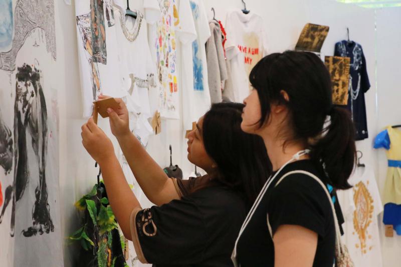 นิทรรศการ “คนละ T Shirt Art Exhibition : ศิลปะบนเสื้อ