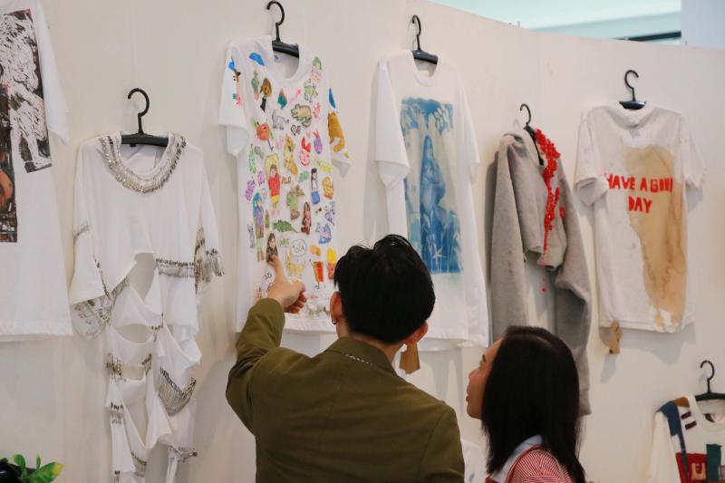 นิทรรศการ “คนละ T Shirt Art Exhibition : ศิลปะบนเสื้อ