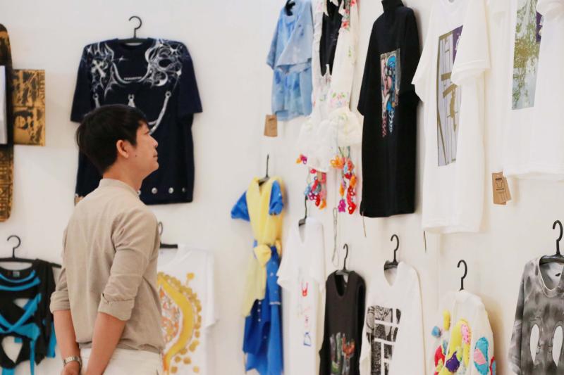 นิทรรศการ “คนละ T Shirt Art Exhibition : ศิลปะบนเสื้อ