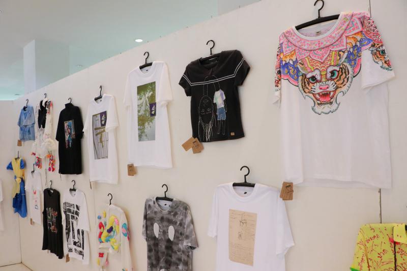 นิทรรศการ “คนละ T Shirt Art Exhibition : ศิลปะบนเสื้อ