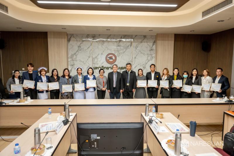 พิธีมอบใบประกาศนียบัตรแสดงความยินดีกับบุคลากรที่ได้รับการแต่งตั้งให้ดำรงตำแหน่งทางวิชาการ และดำรงตำแหน่งทางวิชาชีพ มหาวิทยาลัยนเรศวร  