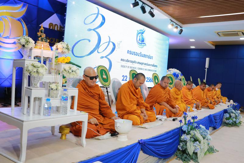  รศ.ดร.ศศิมา เจริญกิจ พร้อม ดร.เสกสรรค์ ญาณปัญญานนท์   มอบช่อดอกไม้แสดงความยินดี และร่วมพิธีทำบุญ เนื่องในโอกาสวันสถาปนาครบรอบ 33 ปี คณะบริหารธุรกิจ เศรษฐศาสตร์และการสื่อสาร มหาวิทยาลัยนเรศวร