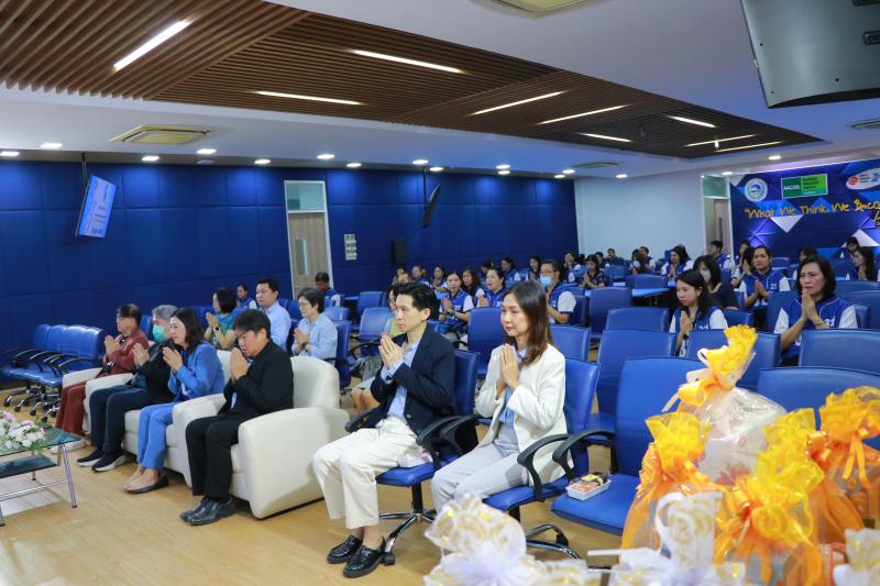  รศ.ดร.ศศิมา เจริญกิจ พร้อม ดร.เสกสรรค์ ญาณปัญญานนท์   มอบช่อดอกไม้แสดงความยินดี และร่วมพิธีทำบุญ เนื่องในโอกาสวันสถาปนาครบรอบ 33 ปี คณะบริหารธุรกิจ เศรษฐศาสตร์และการสื่อสาร มหาวิทยาลัยนเรศวร