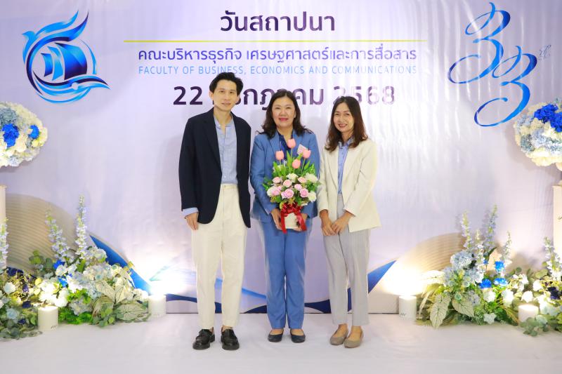  รศ.ดร.ศศิมา เจริญกิจ พร้อม ดร.เสกสรรค์ ญาณปัญญานนท์   มอบช่อดอกไม้แสดงความยินดี และร่วมพิธีทำบุญ เนื่องในโอกาสวันสถาปนาครบรอบ 33 ปี คณะบริหารธุรกิจ เศรษฐศาสตร์และการสื่อสาร มหาวิทยาลัยนเรศวร
