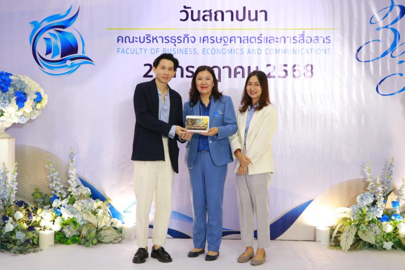  รศ.ดร.ศศิมา เจริญกิจ พร้อม ดร.เสกสรรค์ ญาณปัญญานนท์   มอบช่อดอกไม้แสดงความยินดี และร่วมพิธีทำบุญ เนื่องในโอกาสวันสถาปนาครบรอบ 33 ปี คณะบริหารธุรกิจ เศรษฐศาสตร์และการสื่อสาร มหาวิทยาลัยนเรศวร