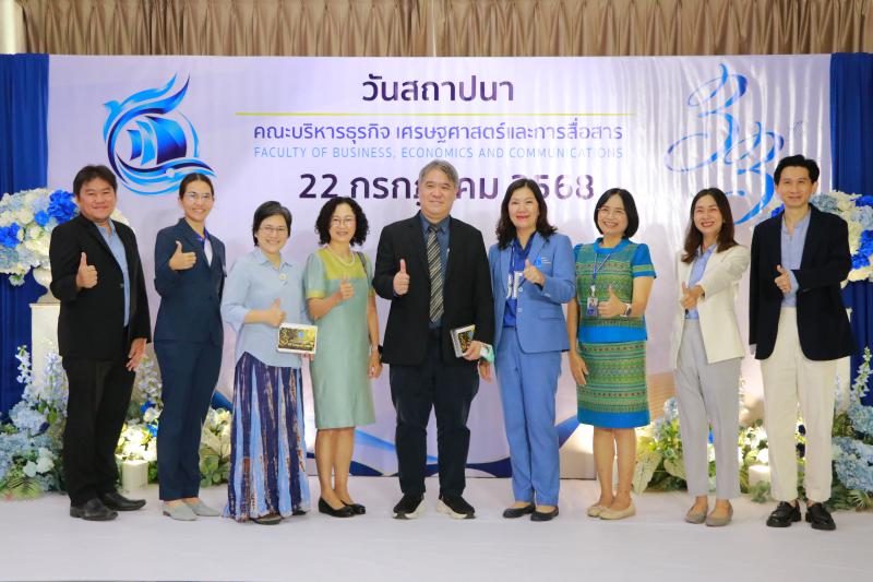  รศ.ดร.ศศิมา เจริญกิจ พร้อม ดร.เสกสรรค์ ญาณปัญญานนท์   มอบช่อดอกไม้แสดงความยินดี และร่วมพิธีทำบุญ เนื่องในโอกาสวันสถาปนาครบรอบ 33 ปี คณะบริหารธุรกิจ เศรษฐศาสตร์และการสื่อสาร มหาวิทยาลัยนเรศวร