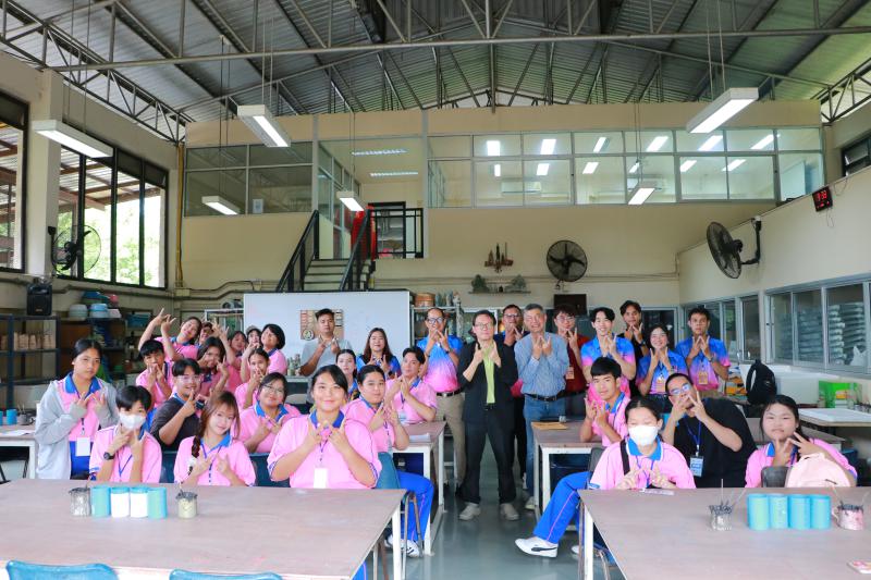 โรงเรียน ปทุมเทพวิทยาคาร จังหวัดหนองคาย  เพื่อเข้ามาศึกษาดูงานกิจกรรมด้านเซรามิก การปั้นดิน ชั้นตอนและวิธีการทางเซรามิก 