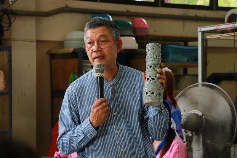 โรงเรียน ปทุมเทพวิทยาคาร จังหวัดหนองคาย  เพื่อเข้ามาศึกษาดูงานกิจกรรมด้านเซรามิก การปั้นดิน ชั้นตอนและวิธีการทางเซรามิก 