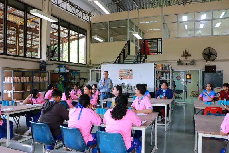 โรงเรียน ปทุมเทพวิทยาคาร จังหวัดหนองคาย  เพื่อเข้ามาศึกษาดูงานกิจกรรมด้านเซรามิก การปั้นดิน ชั้นตอนและวิธีการทางเซรามิก 