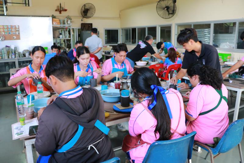 โรงเรียน ปทุมเทพวิทยาคาร จังหวัดหนองคาย  เพื่อเข้ามาศึกษาดูงานกิจกรรมด้านเซรามิก การปั้นดิน ชั้นตอนและวิธีการทางเซรามิก 