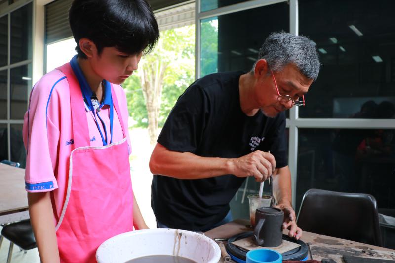 โรงเรียน ปทุมเทพวิทยาคาร จังหวัดหนองคาย  เพื่อเข้ามาศึกษาดูงานกิจกรรมด้านเซรามิก การปั้นดิน ชั้นตอนและวิธีการทางเซรามิก 