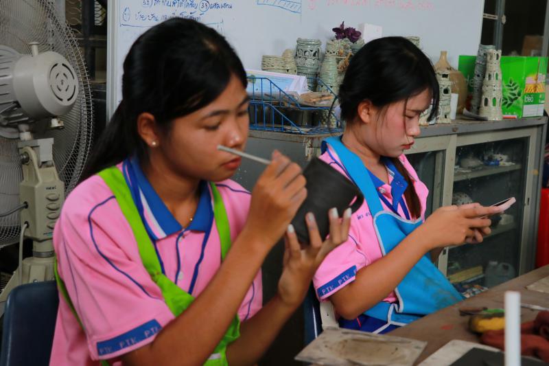 โรงเรียน ปทุมเทพวิทยาคาร จังหวัดหนองคาย  เพื่อเข้ามาศึกษาดูงานกิจกรรมด้านเซรามิก การปั้นดิน ชั้นตอนและวิธีการทางเซรามิก 