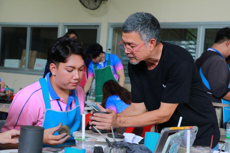 โรงเรียน ปทุมเทพวิทยาคาร จังหวัดหนองคาย  เพื่อเข้ามาศึกษาดูงานกิจกรรมด้านเซรามิก การปั้นดิน ชั้นตอนและวิธีการทางเซรามิก 