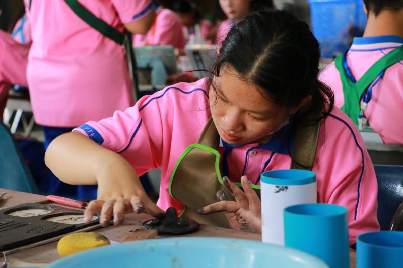 โรงเรียน ปทุมเทพวิทยาคาร จังหวัดหนองคาย  เพื่อเข้ามาศึกษาดูงานกิจกรรมด้านเซรามิก การปั้นดิน ชั้นตอนและวิธีการทางเซรามิก 