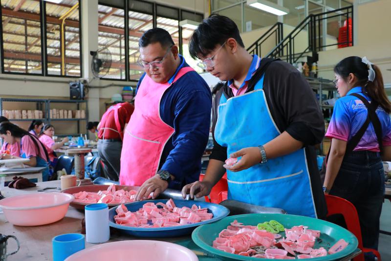 โรงเรียน ปทุมเทพวิทยาคาร จังหวัดหนองคาย  เพื่อเข้ามาศึกษาดูงานกิจกรรมด้านเซรามิก การปั้นดิน ชั้นตอนและวิธีการทางเซรามิก 