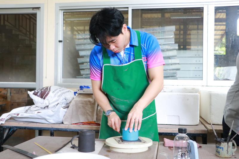 โรงเรียน ปทุมเทพวิทยาคาร จังหวัดหนองคาย  เพื่อเข้ามาศึกษาดูงานกิจกรรมด้านเซรามิก การปั้นดิน ชั้นตอนและวิธีการทางเซรามิก 