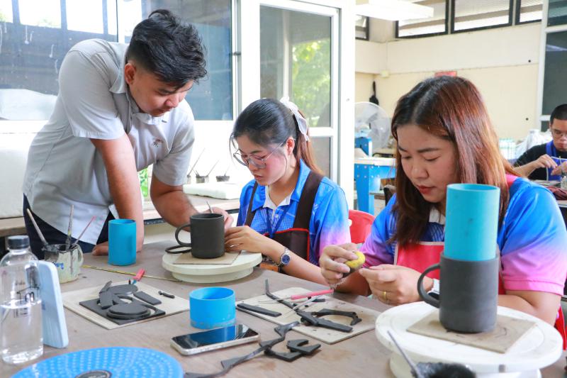 โรงเรียน ปทุมเทพวิทยาคาร จังหวัดหนองคาย  เพื่อเข้ามาศึกษาดูงานกิจกรรมด้านเซรามิก การปั้นดิน ชั้นตอนและวิธีการทางเซรามิก 