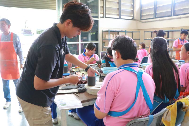 โรงเรียน ปทุมเทพวิทยาคาร จังหวัดหนองคาย  เพื่อเข้ามาศึกษาดูงานกิจกรรมด้านเซรามิก การปั้นดิน ชั้นตอนและวิธีการทางเซรามิก 
