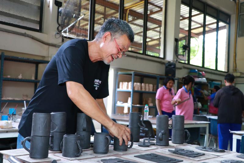 โรงเรียน ปทุมเทพวิทยาคาร จังหวัดหนองคาย  เพื่อเข้ามาศึกษาดูงานกิจกรรมด้านเซรามิก การปั้นดิน ชั้นตอนและวิธีการทางเซรามิก 