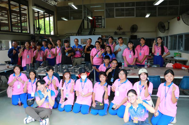 โรงเรียน ปทุมเทพวิทยาคาร จังหวัดหนองคาย  เพื่อเข้ามาศึกษาดูงานกิจกรรมด้านเซรามิก การปั้นดิน ชั้นตอนและวิธีการทางเซรามิก 