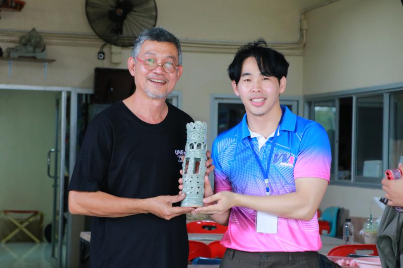 โรงเรียน ปทุมเทพวิทยาคาร จังหวัดหนองคาย  เพื่อเข้ามาศึกษาดูงานกิจกรรมด้านเซรามิก การปั้นดิน ชั้นตอนและวิธีการทางเซรามิก 