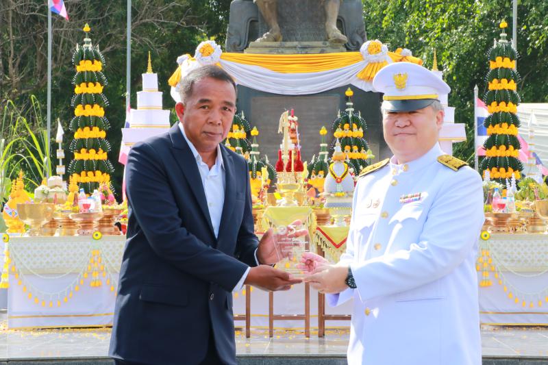  รศ.สุทัศน์ เยี่ยมวัฒนา  พร้อมบุคลากร  มอบช่อดอกไม้แสดงความยินดีกับ นายประสาร วิจารณ์พล  เนื่องในโอกาสได้รับคัดเลือกเป็น " บุคลากรดีเด่น " : ประเภทบุคลากรดีเด่น (สายสนับสนุน ) ด้านพนักงานราชการและลูกจ้างประจำ มหาวิทยาลัยนเรศวร ประจำปีพุทธศักราช 2568 