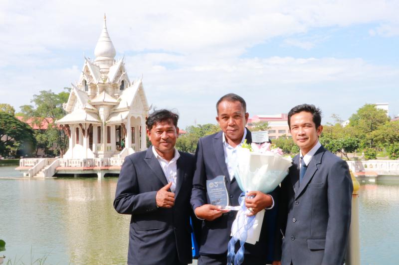  รศ.สุทัศน์ เยี่ยมวัฒนา  พร้อมบุคลากร  มอบช่อดอกไม้แสดงความยินดีกับ นายประสาร วิจารณ์พล  เนื่องในโอกาสได้รับคัดเลือกเป็น " บุคลากรดีเด่น " : ประเภทบุคลากรดีเด่น (สายสนับสนุน ) ด้านพนักงานราชการและลูกจ้างประจำ มหาวิทยาลัยนเรศวร ประจำปีพุทธศักราช 2568 