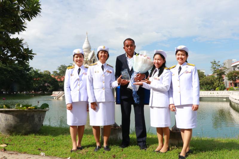  รศ.สุทัศน์ เยี่ยมวัฒนา  พร้อมบุคลากร  มอบช่อดอกไม้แสดงความยินดีกับ นายประสาร วิจารณ์พล  เนื่องในโอกาสได้รับคัดเลือกเป็น " บุคลากรดีเด่น " : ประเภทบุคลากรดีเด่น (สายสนับสนุน ) ด้านพนักงานราชการและลูกจ้างประจำ มหาวิทยาลัยนเรศวร ประจำปีพุทธศักราช 2568 