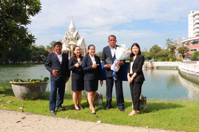  รศ.สุทัศน์ เยี่ยมวัฒนา  พร้อมบุคลากร  มอบช่อดอกไม้แสดงความยินดีกับ นายประสาร วิจารณ์พล  เนื่องในโอกาสได้รับคัดเลือกเป็น " บุคลากรดีเด่น " : ประเภทบุคลากรดีเด่น (สายสนับสนุน ) ด้านพนักงานราชการและลูกจ้างประจำ มหาวิทยาลัยนเรศวร ประจำปีพุทธศักราช 2568 