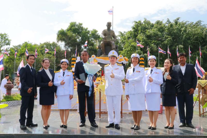  รศ.สุทัศน์ เยี่ยมวัฒนา  พร้อมบุคลากร  มอบช่อดอกไม้แสดงความยินดีกับ นายประสาร วิจารณ์พล  เนื่องในโอกาสได้รับคัดเลือกเป็น " บุคลากรดีเด่น " : ประเภทบุคลากรดีเด่น (สายสนับสนุน ) ด้านพนักงานราชการและลูกจ้างประจำ มหาวิทยาลัยนเรศวร ประจำปีพุทธศักราช 2568 
