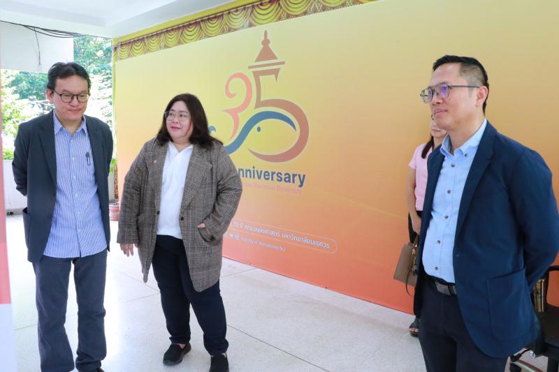 รศ.สุทัศน์ เยี่ยมวัฒนา คณบดีคณะสถาปัตยกรรมศาสตร์ ศิลปะและการออกแบบ มอบช่อดอกไม้แสดงความยินดี  เนื่องในโอกาสวันสถาปนาครบรอบ 35 ปี คณะมนุษยศาสตร์