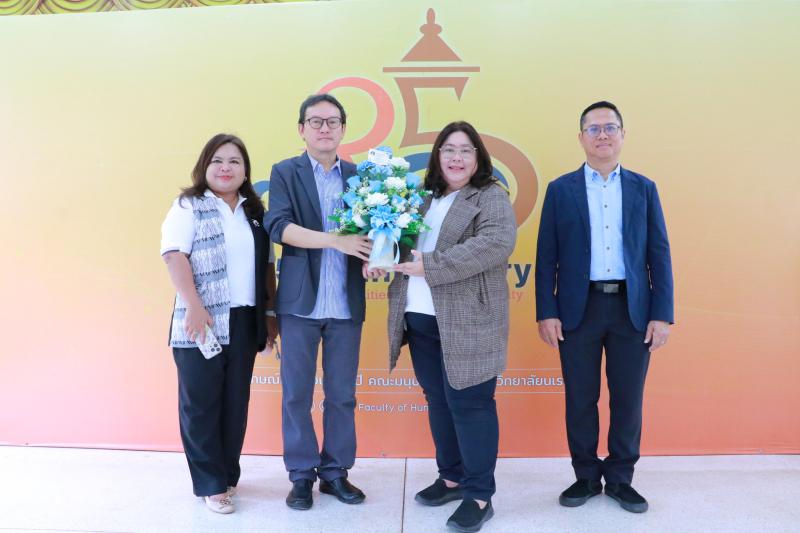 รศ.สุทัศน์ เยี่ยมวัฒนา คณบดีคณะสถาปัตยกรรมศาสตร์ ศิลปะและการออกแบบ มอบช่อดอกไม้แสดงความยินดี  เนื่องในโอกาสวันสถาปนาครบรอบ 35 ปี คณะมนุษยศาสตร์